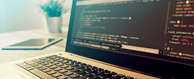 Ansicht auf Laptop mit Code auf dem Bildschirm