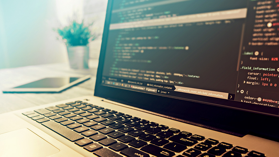 Ansicht auf Laptop mit Code auf dem Bildschirm