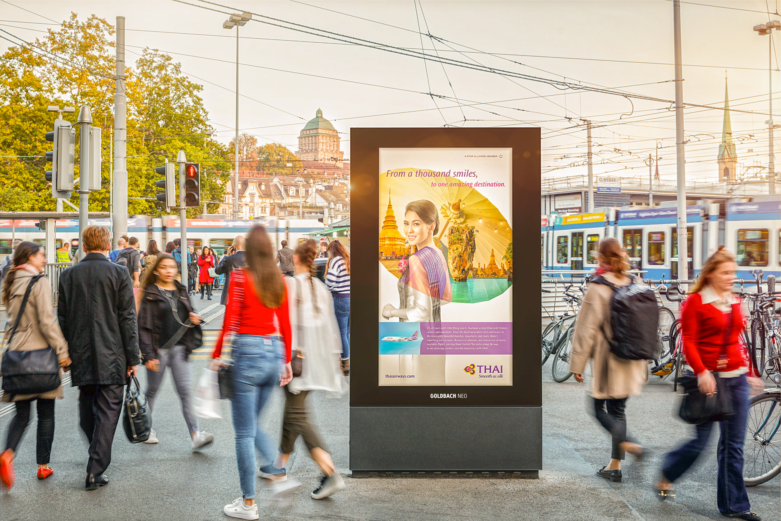DOOH-Plakatstelle vor dem Zürich HB mit vielen Fussgängern.