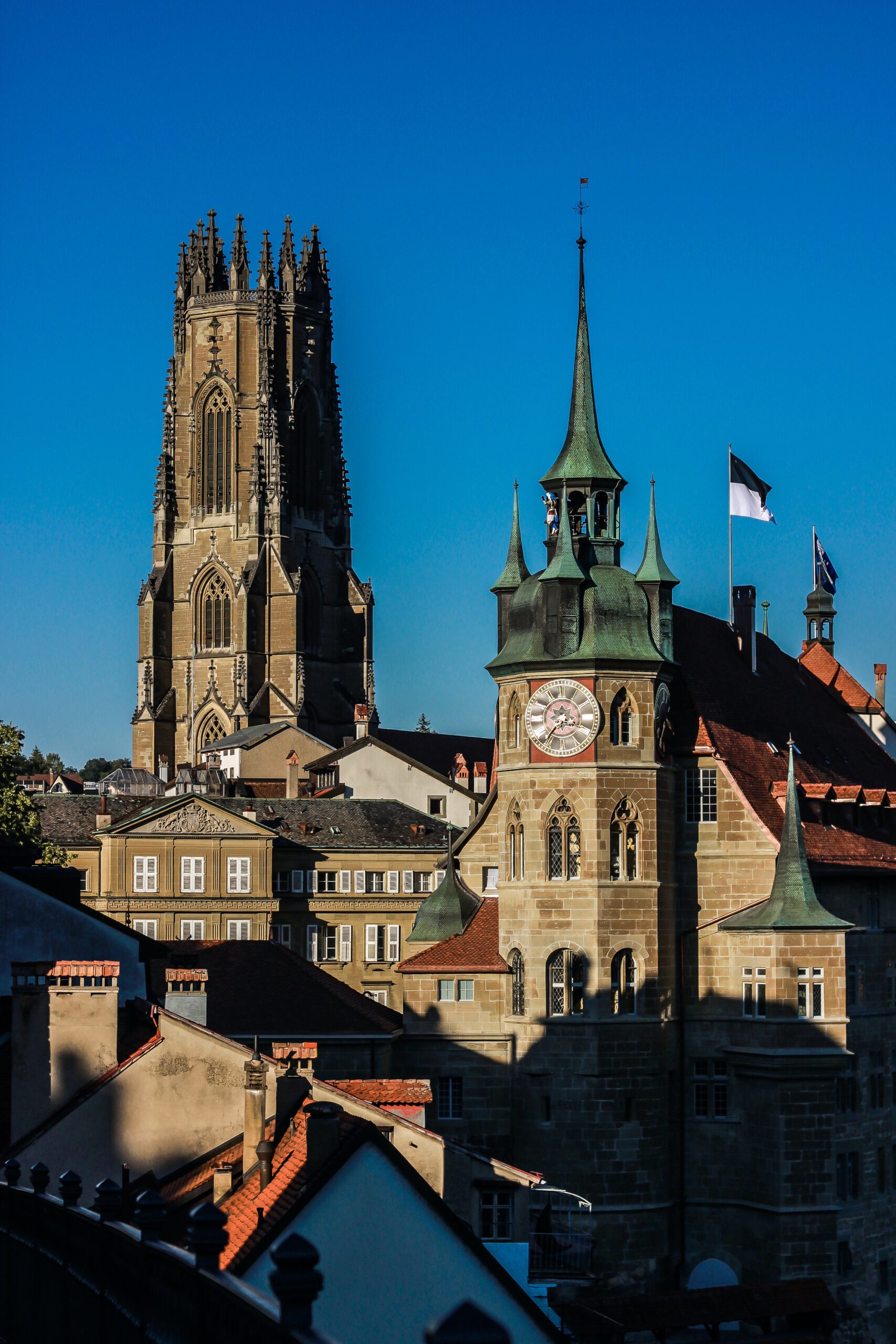 Schweizer Stadbild mit grosser Kirche im Vordergrund.