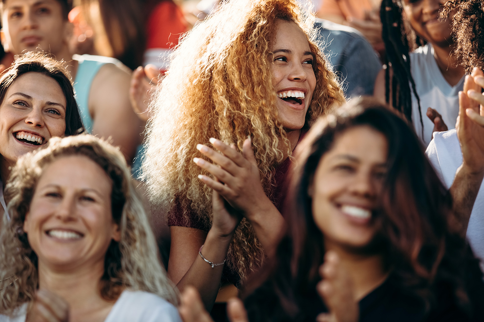 Frauen beim Sportschauen und klatschen.