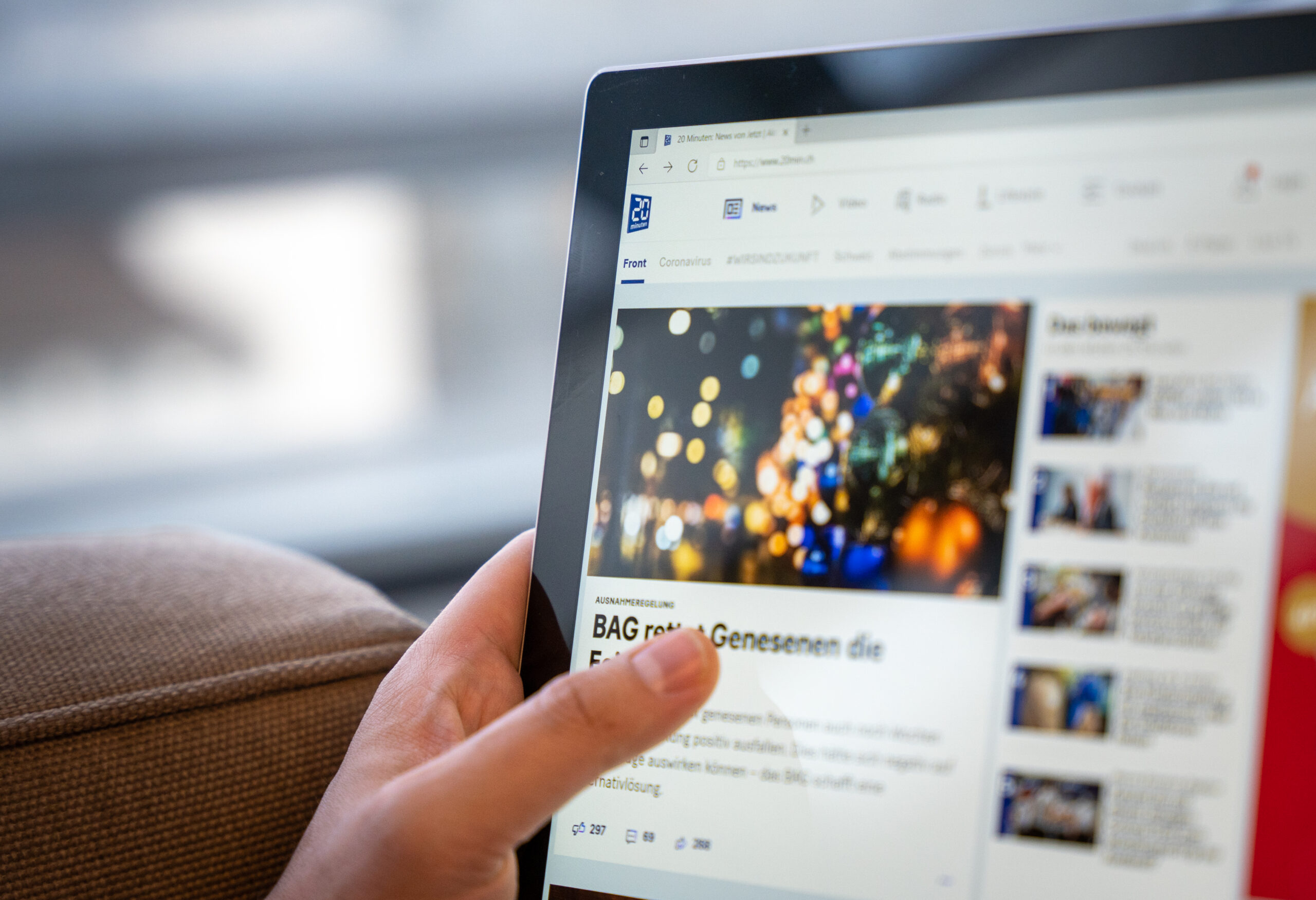 A man reads the Online edition of 20 Minuten on his tablet.